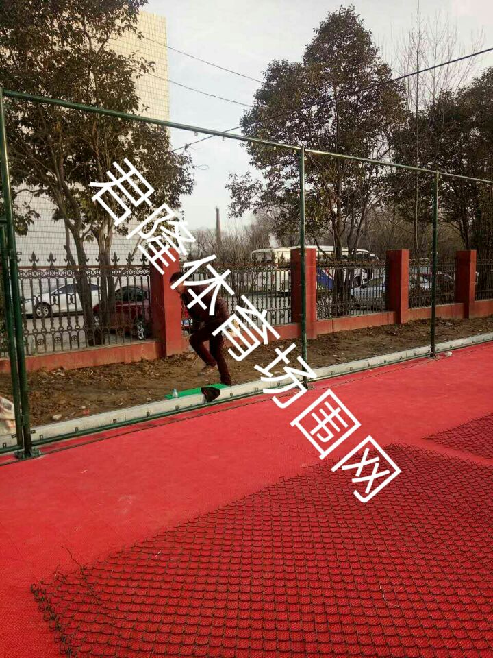 江蘇徐州450平米籃球場圍網(wǎng)按裝過程圖片1